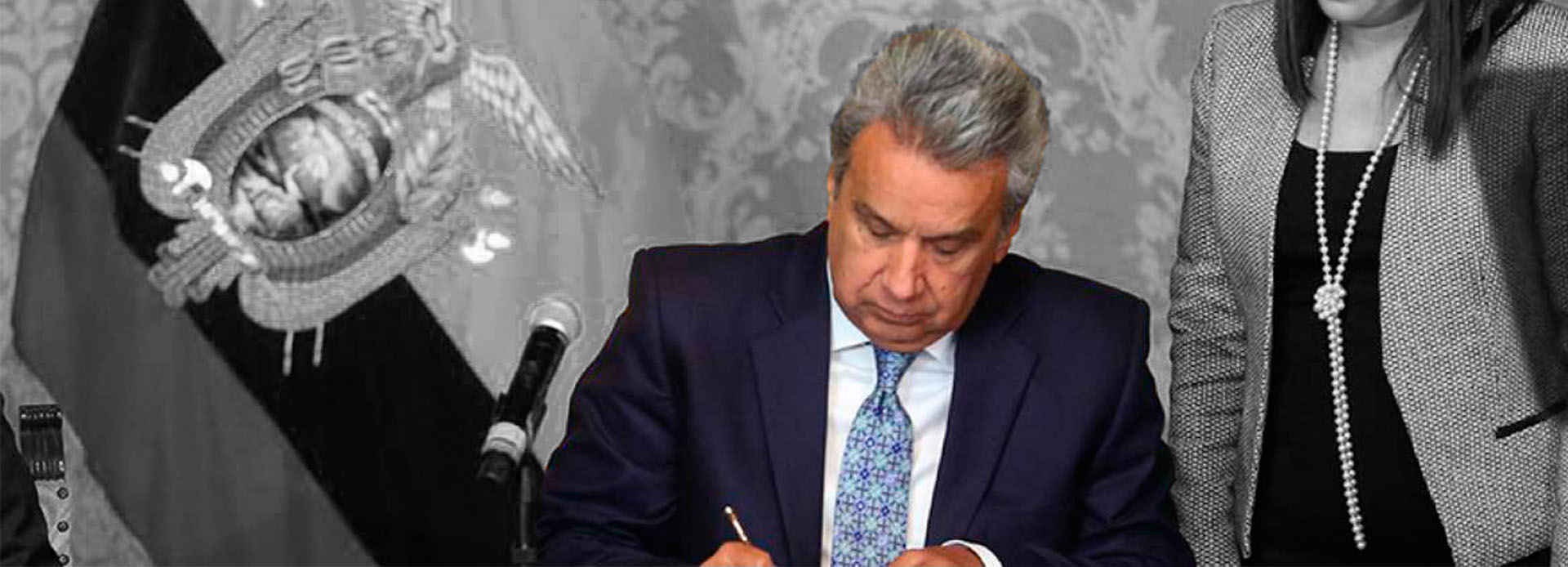 LENIN MORENO FIRMANDO