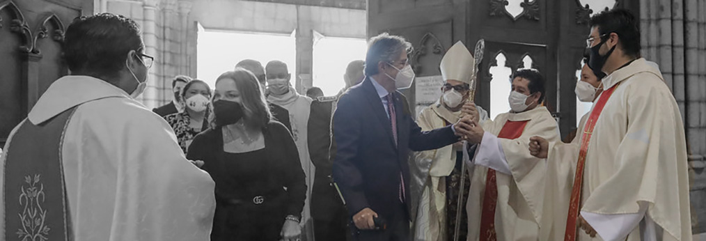 la única iglesia que ilumina es la que arde