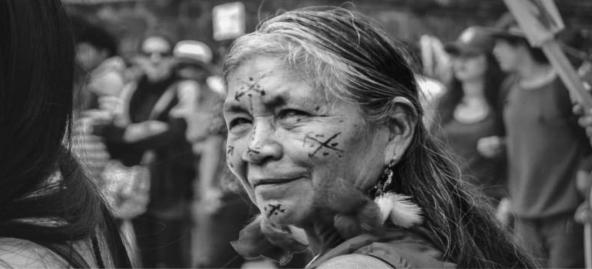 Incansables, aguerridas y luchadoras, así son las mujeres amazónicas, siempre con sus hijos o nietos en brazos vienen peleando hace décadas en la selva, en medio del inmenso mar verde que es su casa.