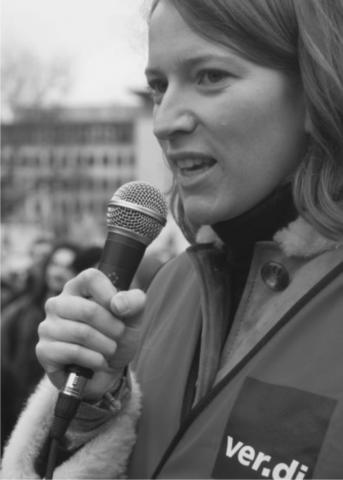 Sophie Obinger (Alemania) hizo su maestría en estudios latinoamericanos y estudios de género, es activista política, miembro del grupo feminista "kali" y del comité de paro de las mujeres en Berlín.