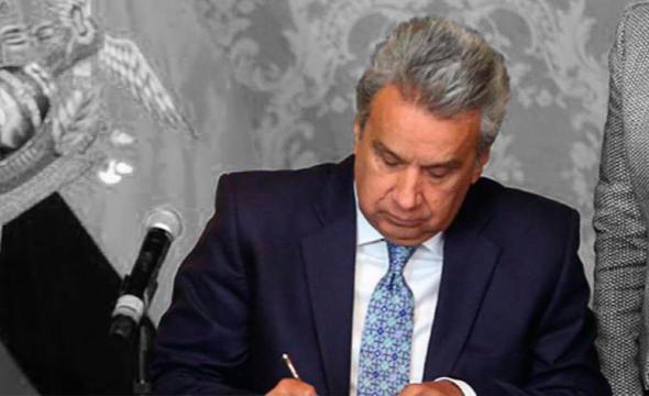 LENIN MORENO FIRMANDO